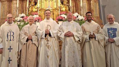 Bild: Martin Staffe
Prälat Dr. Josef Ammer, Pfarrvikar Dr. Justin Kishimbe, Diakon Theo Margeth (von rechts) sowie Pater Rafau vom Kloster St. Felix und Stadtpfarrer i.R. Josef Häring (von links) freuten sich mit Stadtpfarrer Thomas Kopp zu seinem runden Geburtstag.