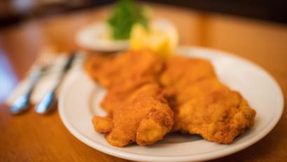 Bild: Christian Bruna/epa/dpa
Beim Schnitzel soll mehr Klarheit über die Tierhaltungsform kommen. (Archivbild)