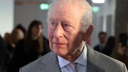 Bild: Richard Pohle/Pool The Times/AP/dpa
König Charles erinnert an seine verstorbene Mutter. (Archivbild)