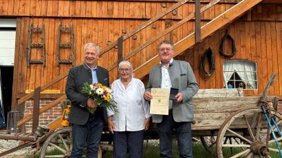 Bild: Stefanie Gradl
Bürgermeister Hans-Martin Schertl und der künftige Bürgermeister Thorsten Grädler gratulierten Therese Kraus zum 90. Geburtstag.