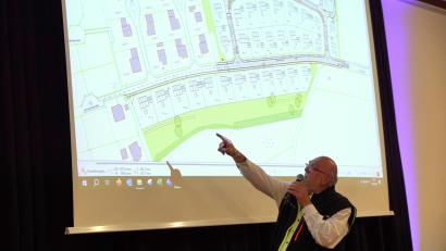 Bild: bkr
Dipl.-Ing. (FH) Karlheinz Koch informierte über die aktuelle Planung für das Baugebiet Lohäcker II, die so schnell wie möglich umgesetzt werden soll.