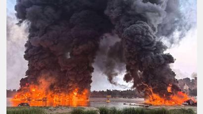 Bild: Sai Aung/HNA/dpa
Eine gewaltige Rauchsäule stieg in den Himmel.