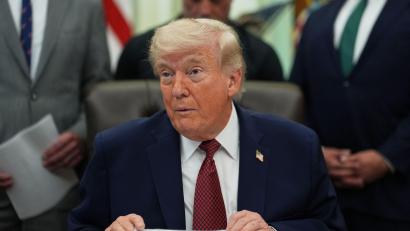 Bild: Julia Demaree Nikhinson/AP/dpa
US-Präsident Donald Trump hat angekündigt, die Waffenruhe im Krieg mit dem Iran zu verlängern.