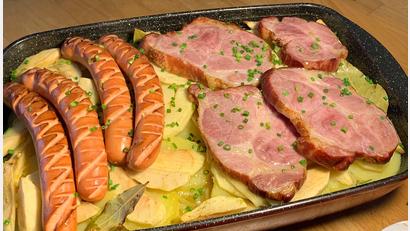 Bild: Michael Schiffer
Ein deftiger Auflauf mit Sauerkraut, Kasseler und Siedewürstchen.