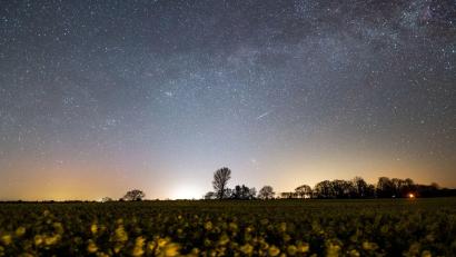 Archivbild: Daniel Reinhardt/dpa
Die Lyriden treten jedes Jahr im April auf.