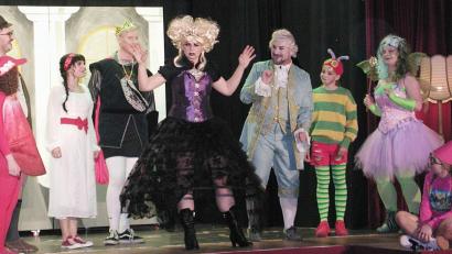 Bild: ld
Zur Strafe ist die böse Königin erstarrt, zum Gefalllen aller Beteiligten. Sie wird jedoch wieder erlöst.