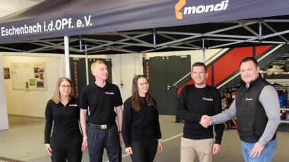 Bild: Robert Dotzauer
Einen 1.800 Euro teuren Falt-Pavillon spendete die Firma Mondi der Eschenbacher Stützpunktfeuerwehr. Unser Bild zeigt bei der Spendenübergabe Mondi-Geschäftsleiter Matthias Wenger, Feuerwehrvorstand Korbinian Dunzer, Jugendwartin Magdalena Gradl, Kommandant Patrick Dobmann und Brandschützerin Corinna Danzer (von rechts).