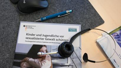 Bild: Jens Kalaene/dpa/dpa-tmn
Eine 14-Jährige soll in einem Jugendzentrum von drei Jugendlichen sexuell missbraucht worden sein. (Symbolbild)