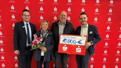 Bild: Kathrin Schmidt
Über den PS-Gewinn freut sich Renate Weigert mit Ehemann Wolfgang (Mitte), Regionalleiter Christos Melissopoulos (links) und Kundenberater Matthias Meier (rechts) gratulieren.