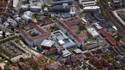 Bild: Bernd Georgi
Das Klinikum St. Marien aus der Vogelperspektive: Der defizitäre Betrieb bleibt ein wesentlicher Kostenfaktor im städtischen Haushalt der Stadt Amberg und prägt die Finanzplanung der kommenden Jahre.