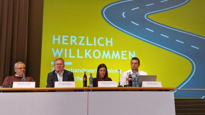 Bild: mfh
Das Vorstandsgremium des Zweckverbands Kommunale Verkehrssicherheit Oberpfalz (von links): Andreas Feller (Oberbürgermeister Schwandorf und stellvertretender Verbandsvorsitzender), Michael Cerny (Oberbürgermeister Amberg und Verbandsvorsitzender), Simone Schwarz (Geschäftsführerin), Thomas Gräml (stellvertretender Geschäftsführer).