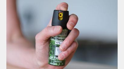 Bild: Bernd Weißbrod/dpa
Mit Pfefferspray ist es dem Ladeninhaber gelungen, den Raubüberfall abzuwehren. (Symbolbild)