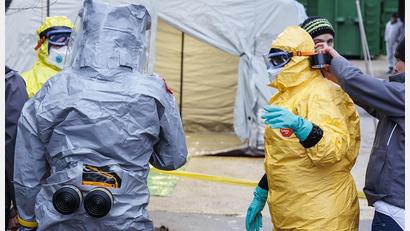 Symbolbild: Hösamer
Die mit dem Vogelgrippe-Erreger verseuchten Ställe dürfen nur mit Schutzanzügen betreten werden.