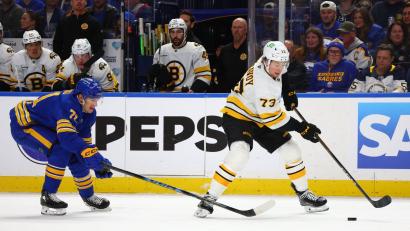 Bild: Jeffrey T. Barnes/AP/dpa
Alles offen zwischen den Boston Bruins und den Buffalo Sabres.