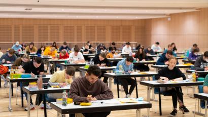 Archivbild: Marco Meier
In der Vergangenheit starteten die Abiturientinnen und Abiturienten gemeinsam in den ersten Prüfungstag, wie hier Schülerinnen und Schüler des Weidener Augustinus-Gymnasiums in der Max-Reger-Halle. In diesem Jahr sieht das durch das neue G9 anders aus.