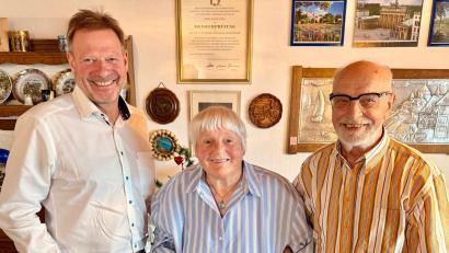 Bild: Marina Schuch
Seinen 85. Geburtstag feierte Josef Göbl (rechts). Dazu gratulierten Ehefrau Helga Göbl und Bürgermeister Alwin Märkl.