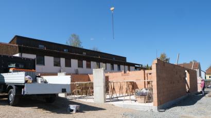 Bild: Fred Lehner
Der Erweiterungsbau des Kindergartens St. Johannes Maria Vianney verändert das Gesamtbild des Pfarrzentrums der katholischen Kirchengemeinde.