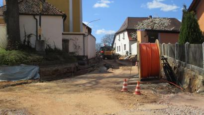 Bild: bnr
Die Straßenerneuerungen in Neunaigen, wie hier in der St.-Vitus-Straße, zählen heuer zu den größten Investitionen der Gemeinde. Im Haushalt sind dafür 1,7 Millionen Euro eingeplant.