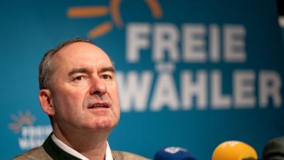 Bild: Lennart Preiss/dpa
Hubert Aiwanger, Parteichef der Freien Wähler, sieht die Erfolge bei der Kommunalwahlen auch als Steilvorlage für die Landtagswahl 2028 in Bayern.
