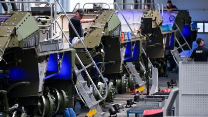 Bild: Sven Hoppe/dpa
Bis zu 10 Fahrmodule des Boxer sollen auf der neuen Fertigungsstraße pro Monat gebaut werden können.