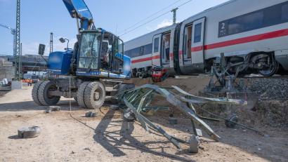 Bild: Boris Roessler/dpa
Nach der Kollision eines ICE mit dem Greifarm eines Baggers muss die Schadenhöhe noch ermittelt werden.
