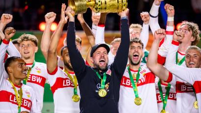 Bild: Tom Weller/dpa
Zwei Siege trennen den VfB und Trainer Sebastian Hoeneß (Mitte) vom erneuten Pokal-Triumph. (Archivbild)