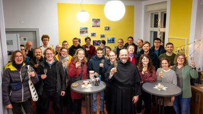 Bild: Jörg Farys
Bei den Studierenden und dem Team in Berlin war die Freude groß, dass mit Pater Felix Meckl (vorne mit Kutte) so rasch wieder ein Seelsorger da ist.