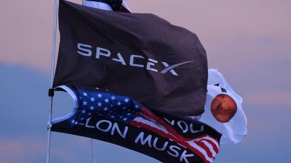 Bild: Eric Gay/AP/dpa
SpaceX war kürzlich mit Musks KI-Unternehmen xAI fusioniert, das mit Anbietern wie Anthropic und OpenAI bei generativen KI-Werkzeugen konkurriert. (Archivbild)