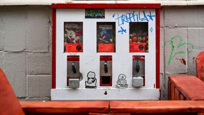 Bild: Jens Kalaene/dpa
Mit Böllern aus Tschechien gelang es dem Trio, einen Kaugummiautomaten zu sprengen. (Symbolbild)