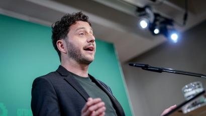 Bild: Kay Nietfeld/dpa
Der Grünen-Vorsitzende Felix Banaszak freut sich auf das Oktoberfest.