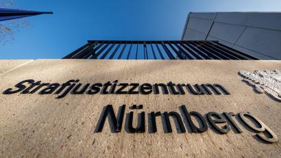 Bild: Daniel Karmann/dpa
Die Frau ist vor dem Landgericht wegen versuchten Mordes und gefährlicher Körperverletzung angeklagt. (Symbolbild)