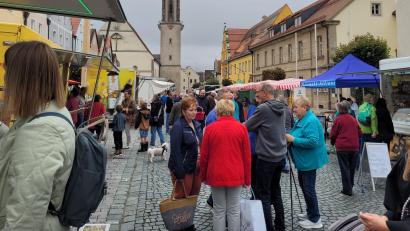 Archivbild: Romina Passon-Pühl
Sofern das Wetter mitspielt, ist der Wochenmarkt auf dem Kemnather Stadtplatz stets gut besucht. Auch beim Termin im vergangenen September (Bild) waren Organisatorin Romina Passon-Pühl sowie die Fieranten mit dem Zuspruch zufrieden.