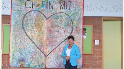 Bild: Jasmin Bauer
Kerstin Schinner leitet seit 2025 die Grundschule Immenreuth. Das Bild "Chefin mit Herz" hat sie zum Einstand als Schulleiterin bekommen.