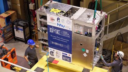 Bild: Kernforschungszentrum Cern/dpa
Insgesamt wiegt der Container rund 800 Kilogramm - für den Transport ist deshalb ein Lastwagen nötig.