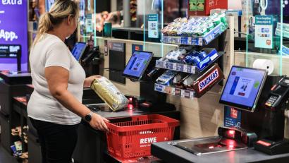 Bild: Oliver Berg/dpa
Der Handelskonzern Rewe setzte 2025 mehr um als im Vorjahr. (Archivbild)