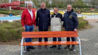 Bild:  Sabine Wiesent
Neue Bänke für das Freibad hat der Bad- und Hallenbauverein Auerbach gekauft. Im Bild (von links) Norbert Gradl, Bürgermeister Joachim Neuß, Hans Kormann und Siegfried Neukam.