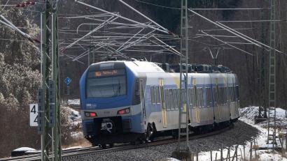 Bild: Peter Kneffel/dpa
Fahrgäste der Mangfalltalbahn werden bis Ende Juni Alternativen brauchen. (Symbolbild)