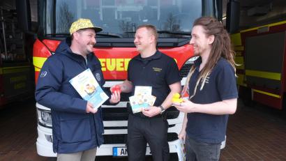 Bild: Hubert Uschald
Für langjährige Mithilfe beim Entenrennen bedankte sich Rond Table Amberg bei der Amberger Feuerwehr mit einer roten Ehrenente. Sie geht mit der Notrufnummer 112 ins Rennen. Von links RT-Schatzmeister Stefan Fuchs, Stadtbrandmeister Sebastian Schindler (Mitte) und RT-Webmaster Julian Ellmaier.