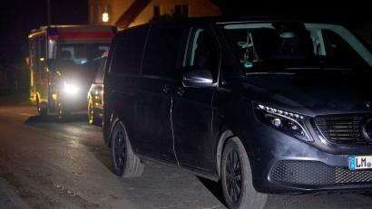 Bild: Sascha Ditscher/dpa
Drei Leichen wurden schon in der Nacht des Unglücks abtransportiert. (Archivbild)