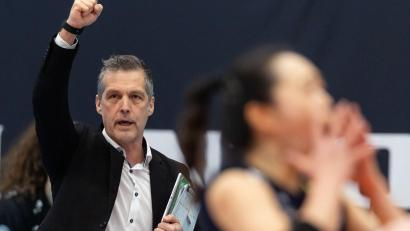 Bild: Michael Reichel/dpa
Am Ziel: VfB Suhls Trainer Laszlo Hollosy feiert die erste deutsche Meisterschaft.