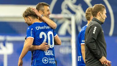 Bild: Plechinger Franz
Michael Köllner (Zweiter von links) herzt einen seiner Spieler bei der Auswechslung.