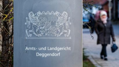 Bild: Armin Weigel/dpa
Eine Frau ist vor dem Landgericht Deggendorf wegen Mordes an ihrem Lebensgefährten angeklagt. (Symbolfoto)