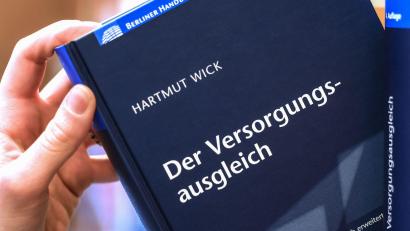 Bild: Oliver Berg/dpa
Beim Versorgungsausgleich geht es darum, für den Zeitraum der Ehe einen Ausgleich in Bezug auf die späteren Rentenansprüche herzustellen. (Symbolbild)