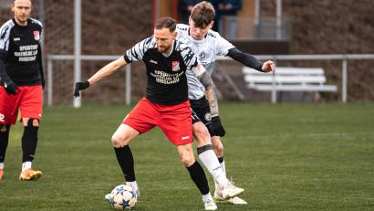 Archivbild: Hannah Dirscherl
Der SV Inter Bergsteig ist voll im Abstiegskampf: Kapitän Remigiusz Szewczyk (vorne) und sein Team belegen aktuell einen Relegationsplatz.