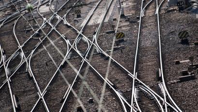 Bild: Sven Hoppe/dpa
An einer Weiche sprangen zwei Güterwaggons aus den Gleisen. (Symbolbild)