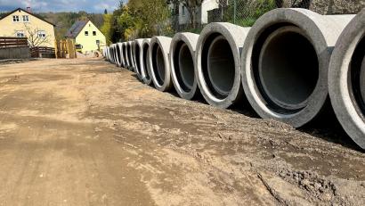 Bild: Gabi Schönberger
Der Asphalt ist weg, die Rohre für den neuen Kanal liegen bereit. Die Baustelle in der Georgstraße gehört zu den großen Ausgabenbrocken im Haushalt von Neustadt/WN.