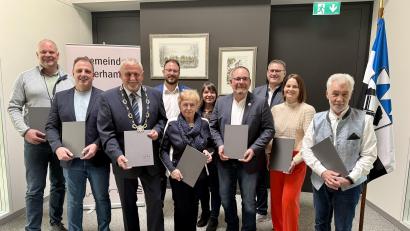 Bild: Siegfried Bock
Erwin Rast, Armin Goschler, Bürgermeister Ludwig Biller, Johanna Krauß, Mirko Bertl, Julia Härning und Wolfgang Krauß (vorne, von links) wurden gewürdigt und aus dem Gemeinderat verabschiedet. Hinten im Bild (von links) Zweiter Bürgermeister Julian Kraus sowie die Fraktionssprecher Nicole Presche (CSU) und Rainer Vater (SPD).