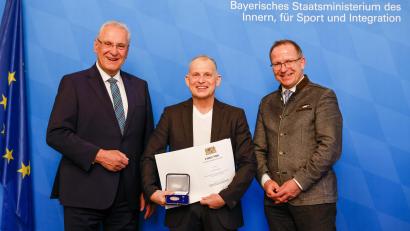 Bild: Alexandra Beier
Peter Dehling, Schwimmlegende aus Weiden (Mitte), hat die Ehrenmedaille für besondere Verdienste um den Sport bekommen. Links im Bild Innenminister Joachim Herrmann, rechts Jörg Ammon, BLSV-Präsident.