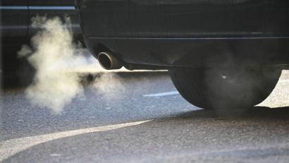 Bild: Katharina Kausche/dpa
Die Deutsche Umwelthilfe wollte, dass BMW und Mercedes-Benz untersagt wird, in Zukunft Neuwagen mit klimaschädlichen Verbrennungsmotoren zu verkaufen. (Symbolbild)