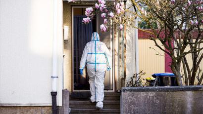 Bild: Moritz Frankenberg/dpa
An dem Einfamilienhaus in Barsinghausen läuft die Spurensicherung.